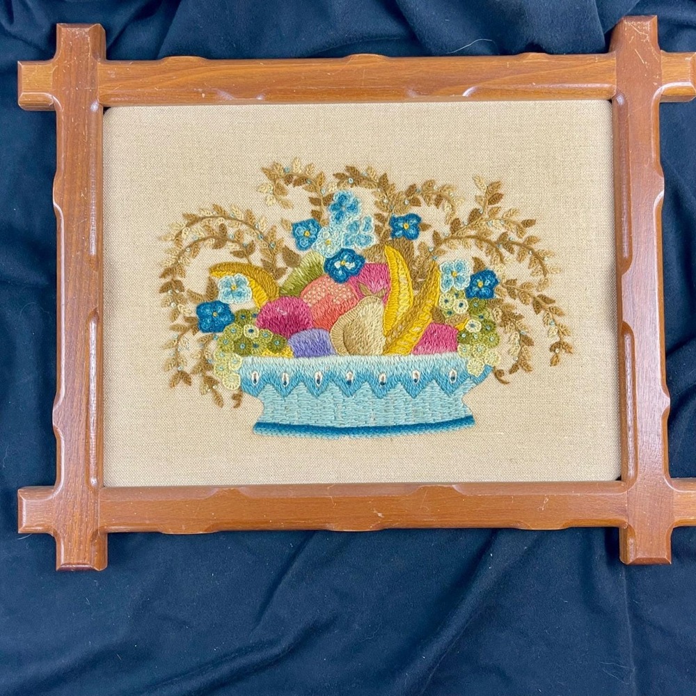 Vintage‎ Crewel Embroidery Fruit Bowl Floral Art Notched Wood Frame 11.5x9.5 70s - Picture 3 of 10